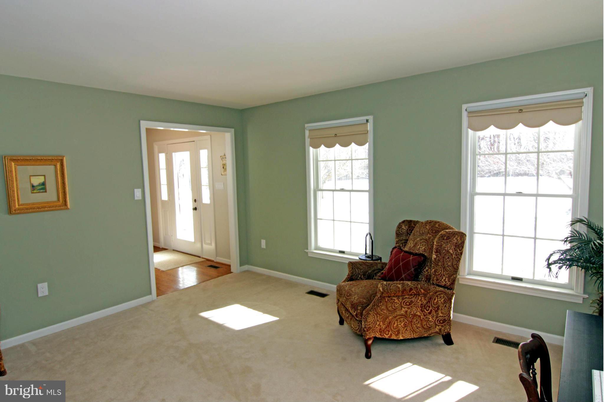 16397 Hampton Road Hamilton, VA 20158 - Photo 12 of 30 Living room on main level