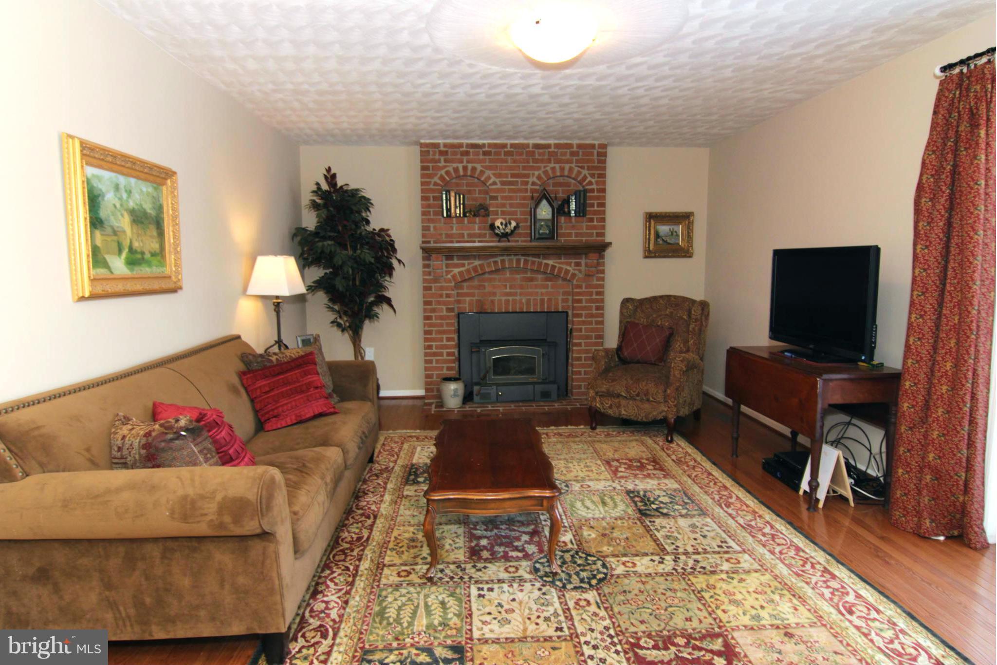 16397 Hampton Road Hamilton, VA 20158 - Photo 13 of 30 Family room open to kitchen