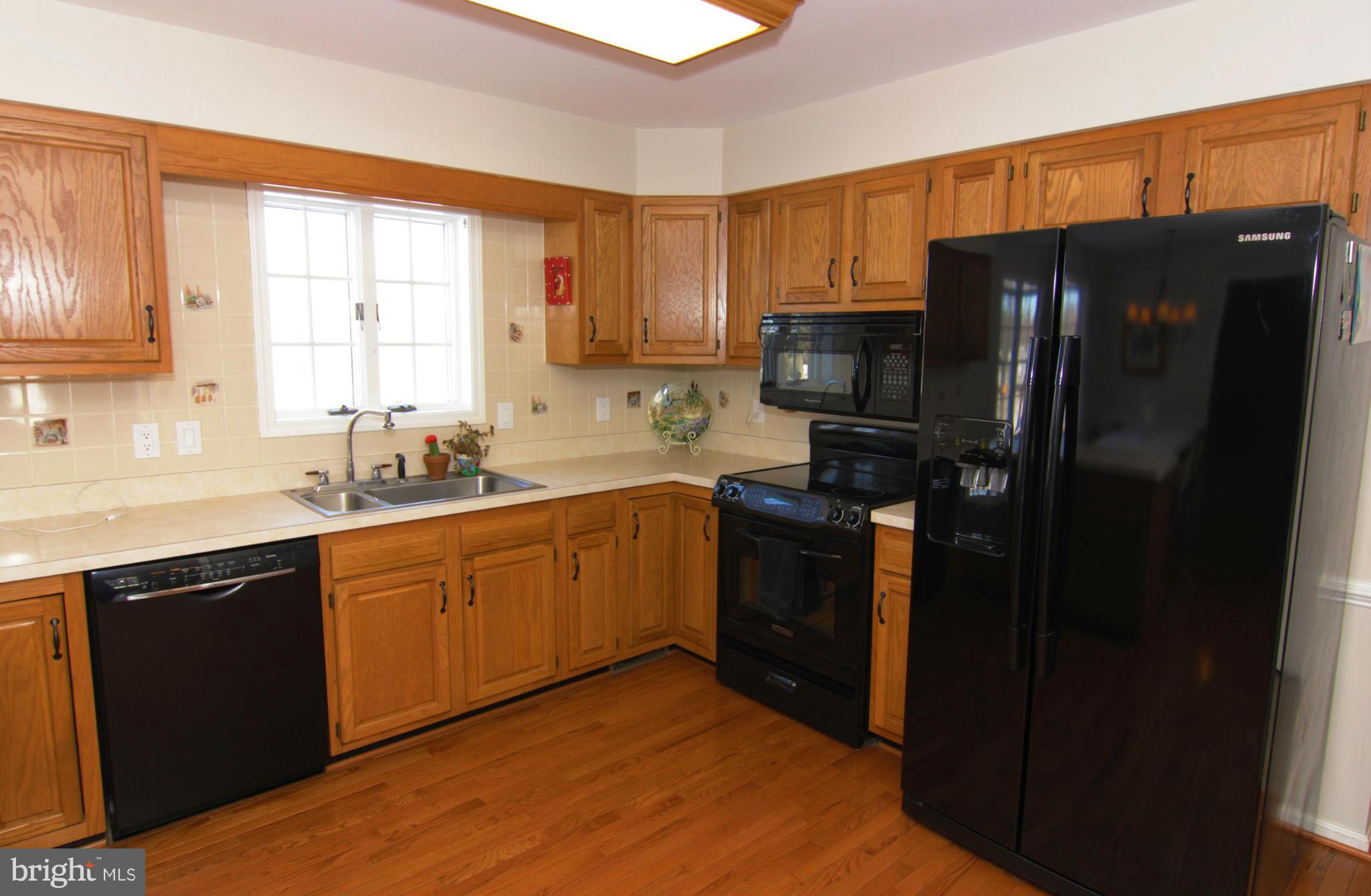 16397 Hampton Road Hamilton, VA 20158 - Photo 15 of 30 Spacious kitchen is the heart of the home