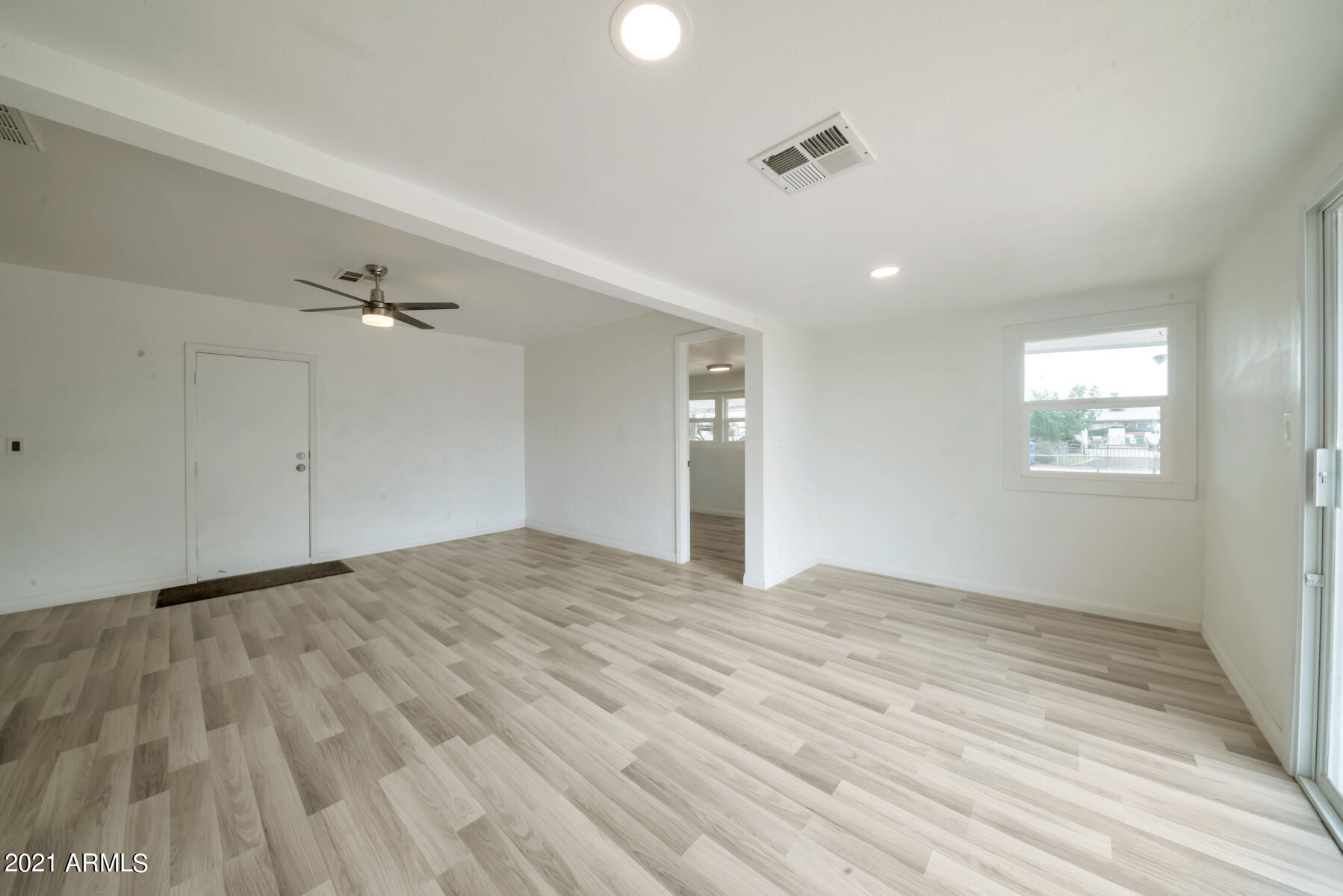 2615 East Phelps Road Phoenix, AZ 85032 - Photo 12 of 17 Living room