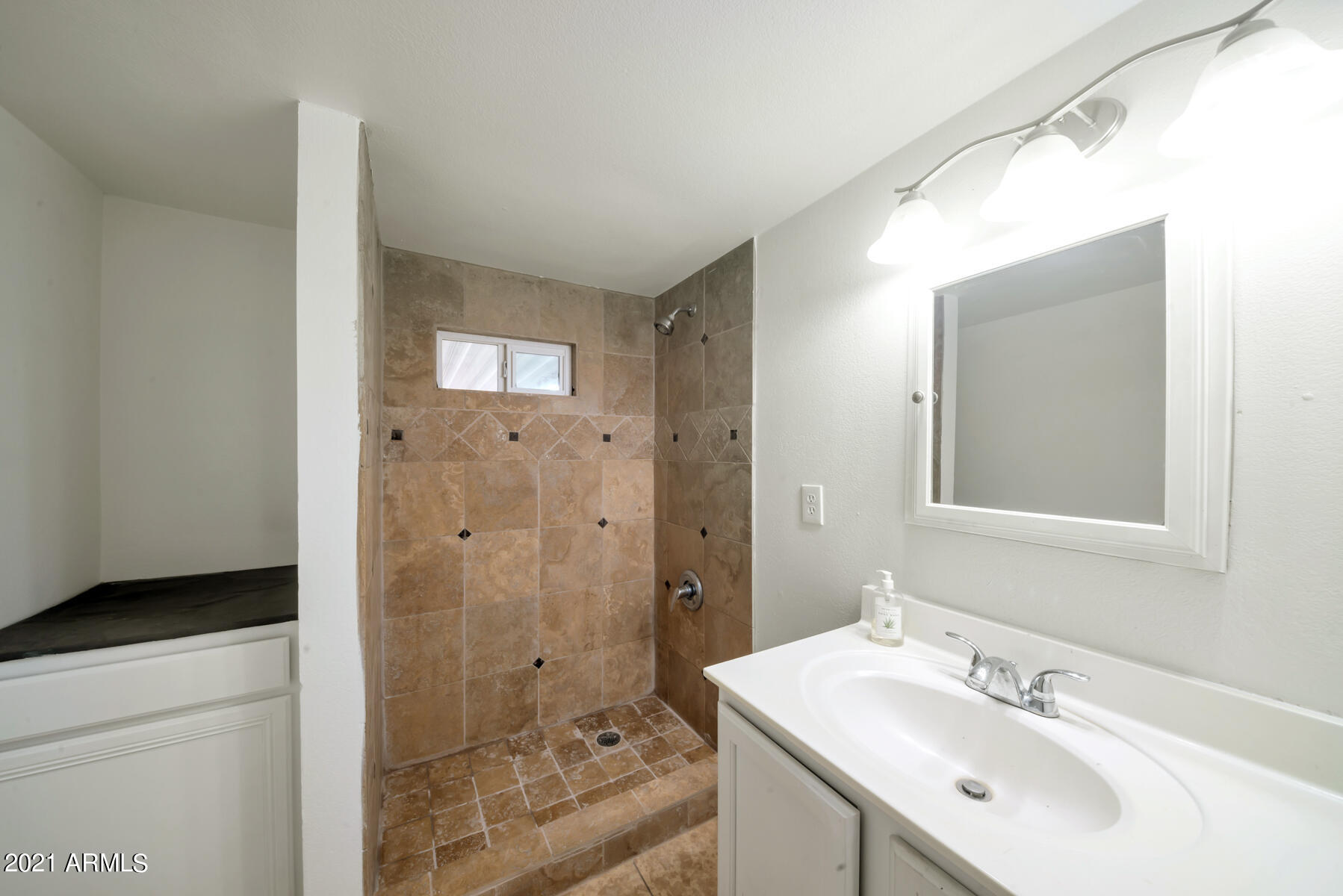 2615 East Phelps Road Phoenix, AZ 85032 - Photo 8 of 17 Bathroom
