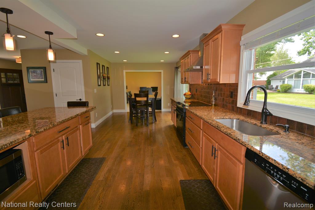 32308 Red Clover Road Farmington Hills, MI 48334 - Photo 6 of 37