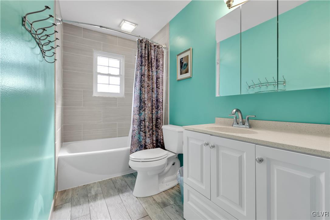 3248 Garrett Road Bethlehem, PA 18017 - Photo 16 of 40 a bathroom with a sink a toilet and a bathtub