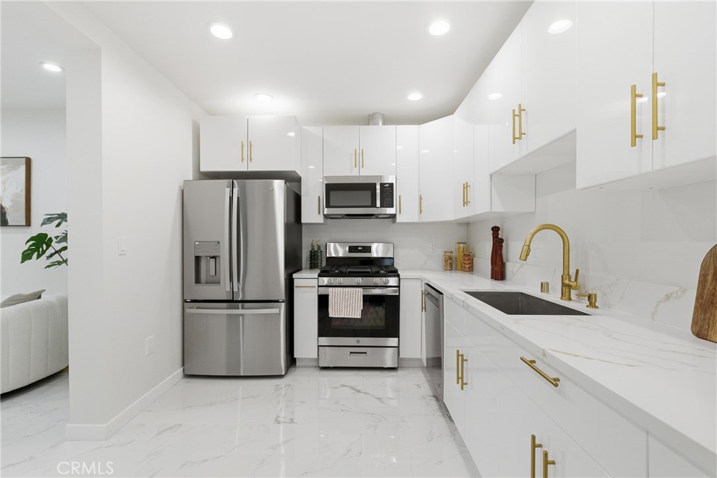 10012 Plainview Avenue Tujunga, CA 91042 - Photo 11 of 36 Kitchen