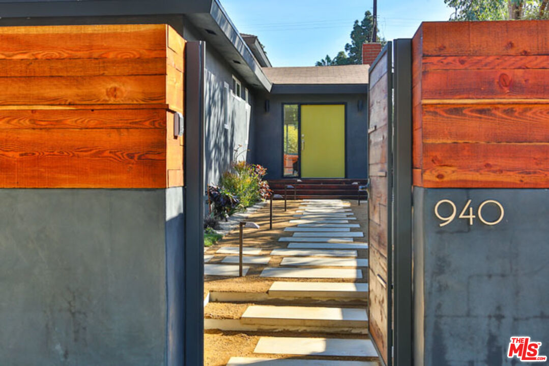 940 Rose Avenue Venice, CA 90291 - Photo 1 of 39 a view of front door