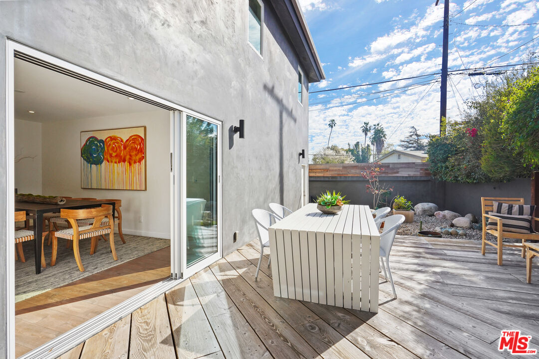 940 Rose Avenue Venice, CA 90291 - Photo 12 of 39 a outdoor view with a sitting space
