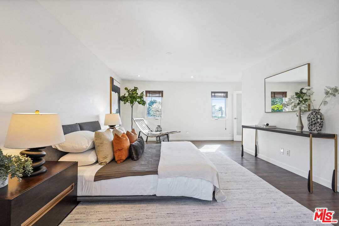 940 Rose Avenue Venice, CA 90291 - Photo 14 of 39 a living room with furniture