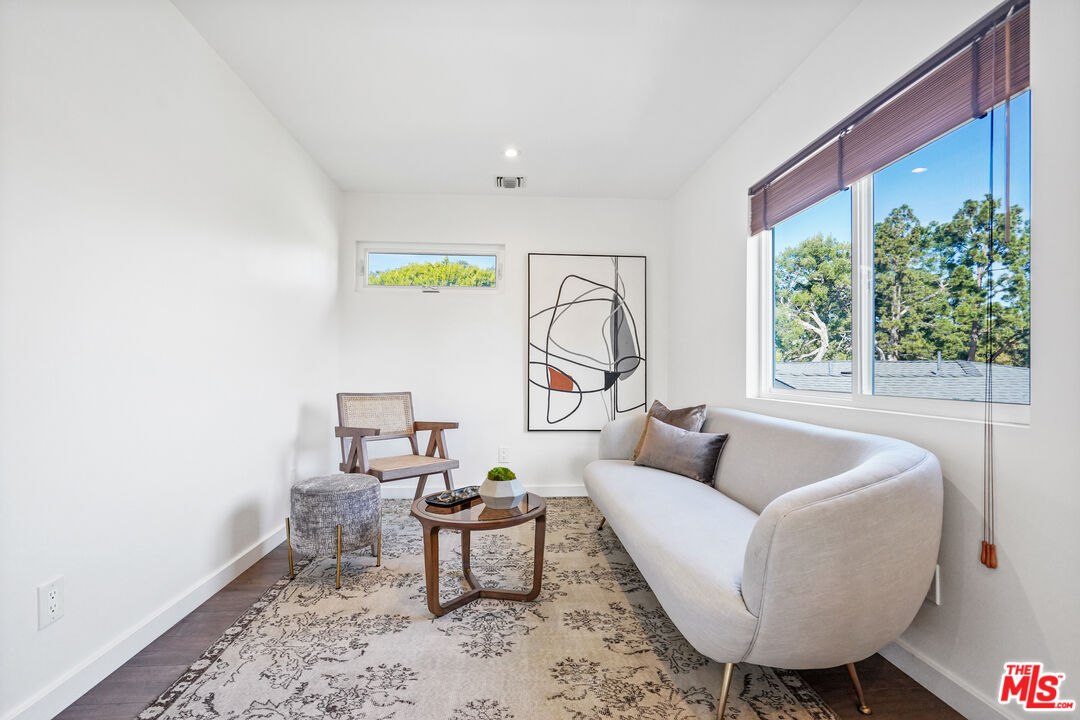 940 Rose Avenue Venice, CA 90291 - Photo 15 of 39 a living room with furniture and a large window