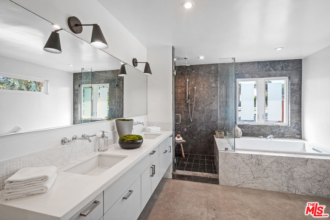 940 Rose Avenue Venice, CA 90291 - Photo 16 of 39 a bathroom with a double vanity sink mirror and bathtub