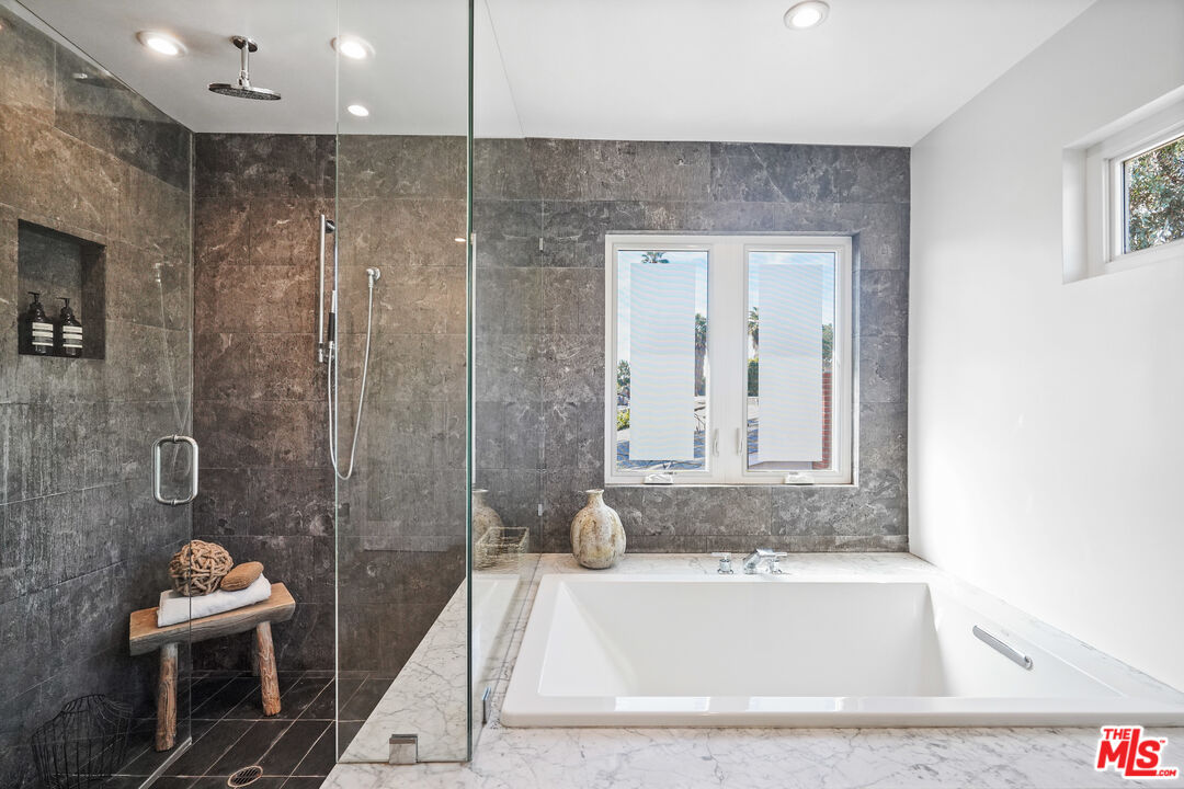 940 Rose Avenue Venice, CA 90291 - Photo 17 of 39 a bathroom with a tub a toilet and a sink