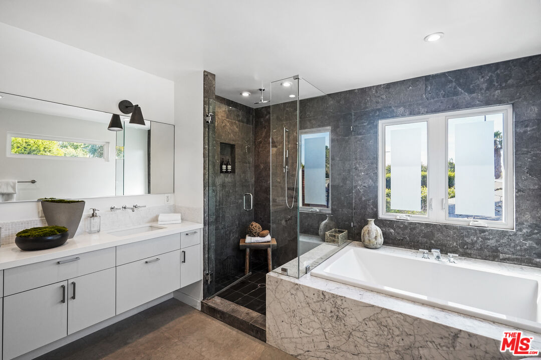 940 Rose Avenue Venice, CA 90291 - Photo 18 of 39 a spacious bathroom with a tub sink and mirror