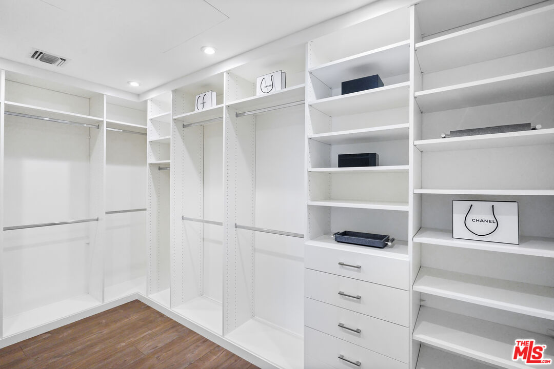 940 Rose Avenue Venice, CA 90291 - Photo 19 of 39 a view of walk in closet with empty racks