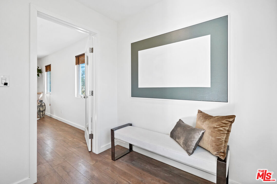 940 Rose Avenue Venice, CA 90291 - Photo 20 of 39 a living room with furniture and a window