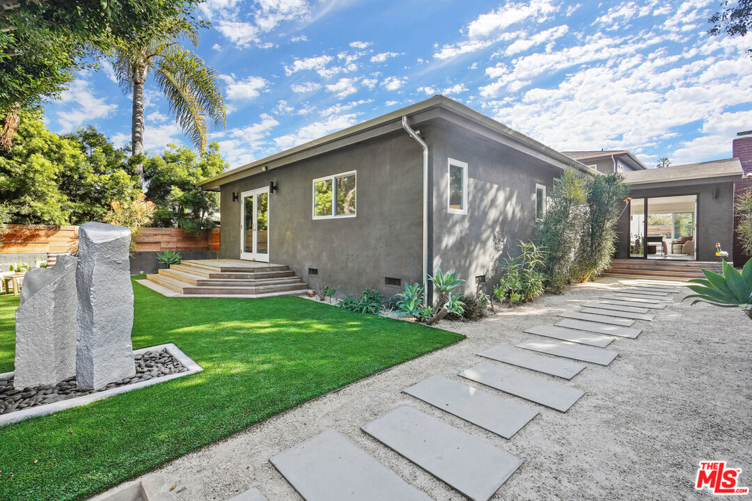 940 Rose Avenue Venice, CA 90291 - Photo 2 of 39 a house view with a garden space