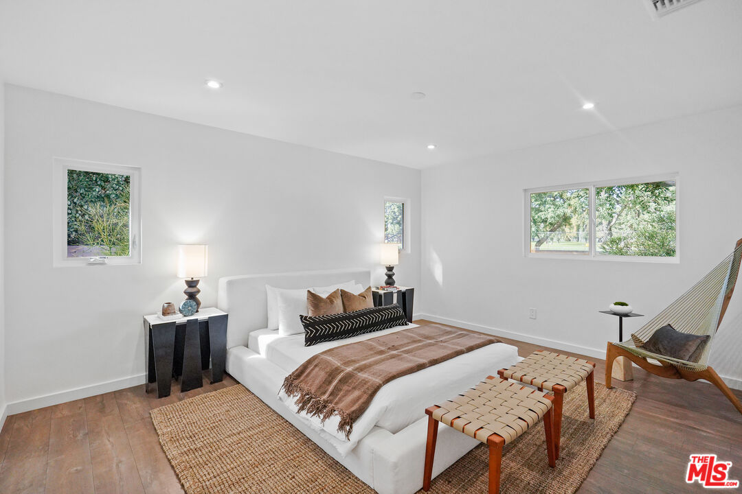 940 Rose Avenue Venice, CA 90291 - Photo 21 of 39 a bedroom with a bed and wooden floor