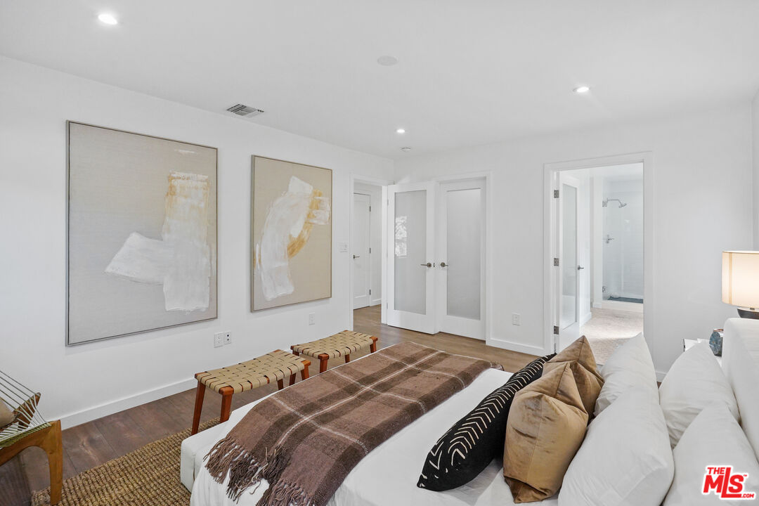 940 Rose Avenue Venice, CA 90291 - Photo 22 of 39 a bedroom with a bed and a painting on the wall