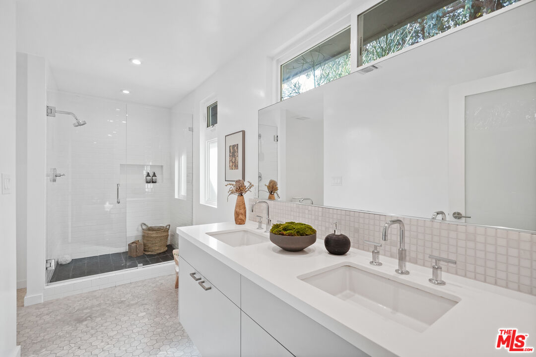 940 Rose Avenue Venice, CA 90291 - Photo 23 of 39 a bathroom with a sink and a mirror