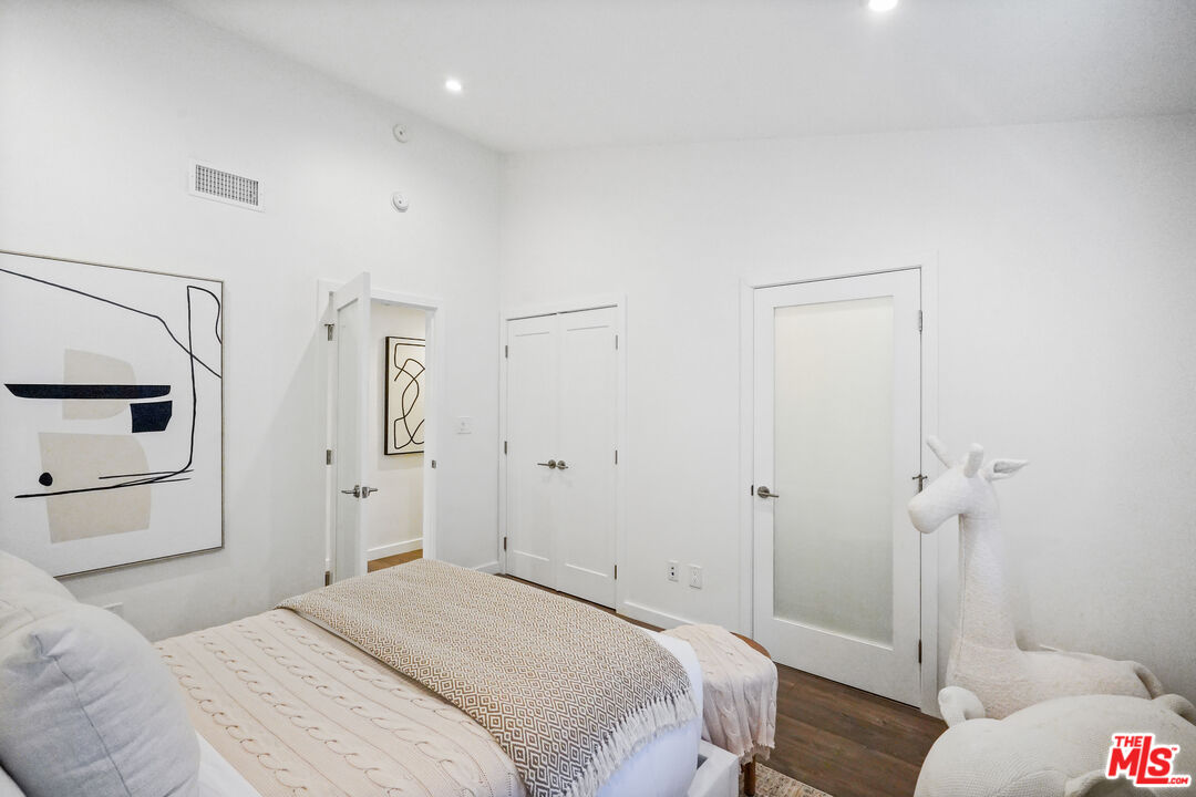 940 Rose Avenue Venice, CA 90291 - Photo 25 of 39 a bedroom with a bed and a closet