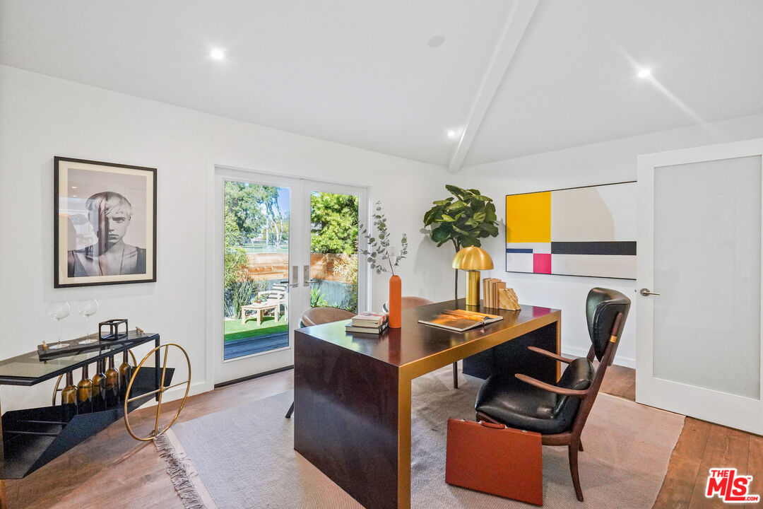 940 Rose Avenue Venice, CA 90291 - Photo 27 of 39 a room with furniture and window