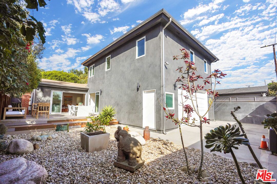 940 Rose Avenue Venice, CA 90291 - Photo 30 of 39 a view of a house with backyard and sitting area