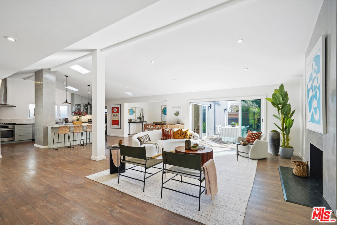 940 Rose Avenue Venice, CA 90291 - Photo 3 of 39 a living room with furniture and a large window