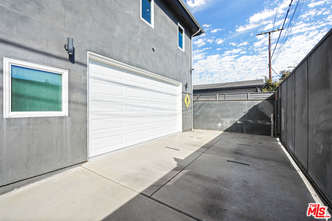 940 Rose Avenue Venice, CA 90291 - Photo 31 of 39 a view of backyard with a cabin