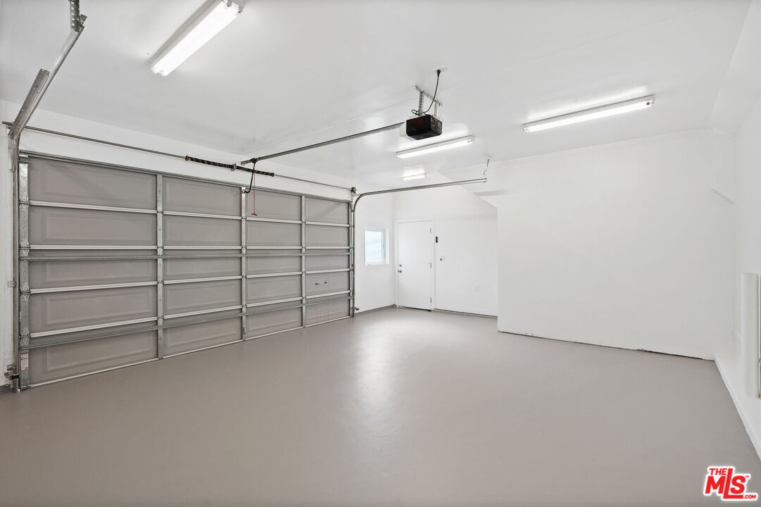 940 Rose Avenue Venice, CA 90291 - Photo 32 of 39 wooden floor in an empty room
