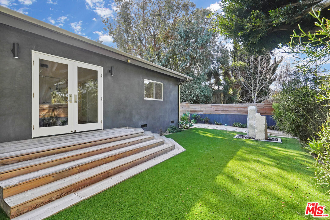 940 Rose Avenue Venice, CA 90291 - Photo 34 of 39 a front view of a house with a yard