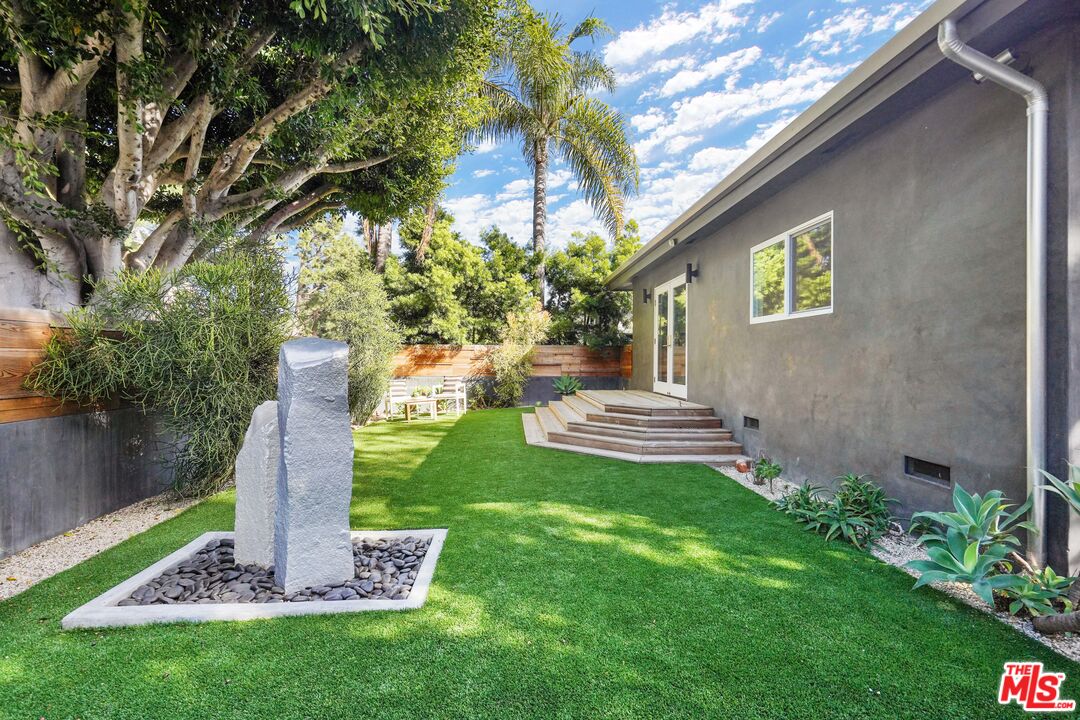 940 Rose Avenue Venice, CA 90291 - Photo 35 of 39 a view of a house with a yard and a fountain