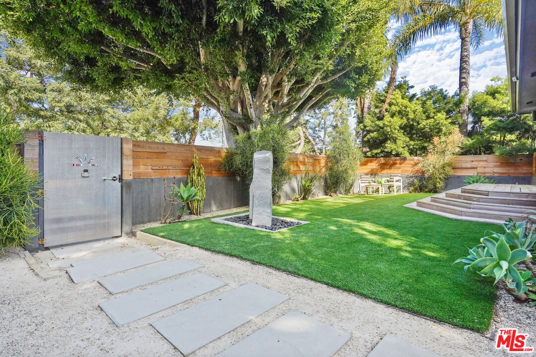 940 Rose Avenue Venice, CA 90291 - Photo 36 of 39 a front view of a house with garden