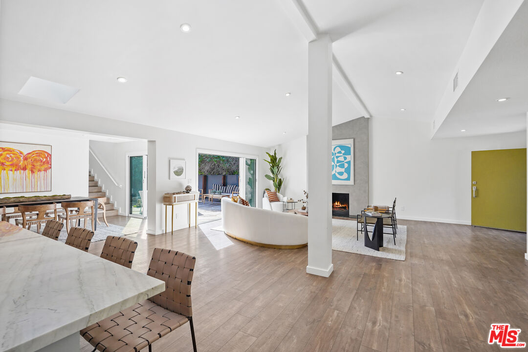940 Rose Avenue Venice, CA 90291 - Photo 6 of 39 a living room with furniture and wooden floor