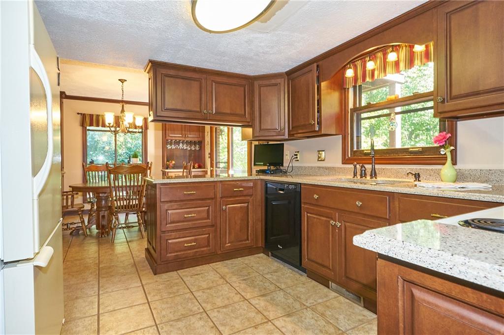 1217 Ridgeview Court Avon, IN 46123 - Photo 7 of 32