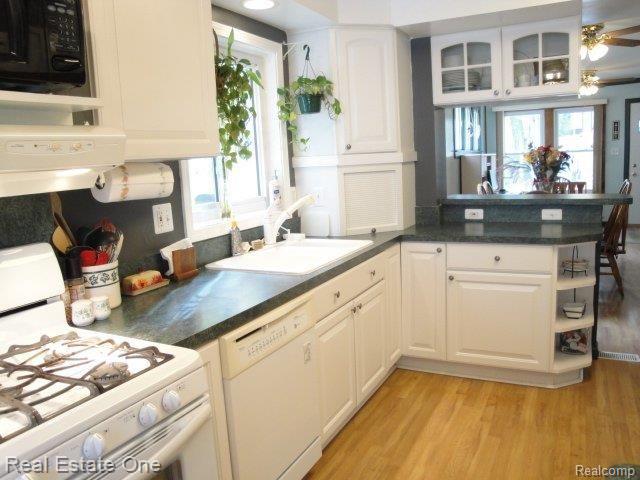 2134 Earlmont Road Berkley, MI 48072 - Photo 10 of 25 Beautiful newer kitchen!!!