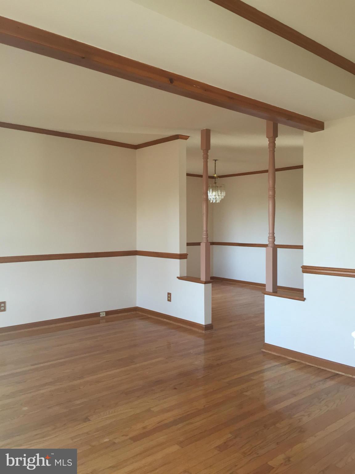 975 Shore Acres Road Arnold, MD 21012 - Photo 5 of 17 Living Room