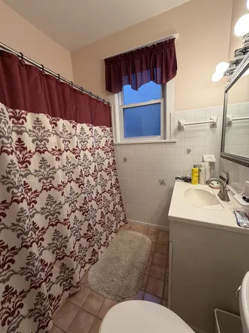 $2,200 | 2526 West Gunnison Street, Unit 2, Chicago, IL 60625