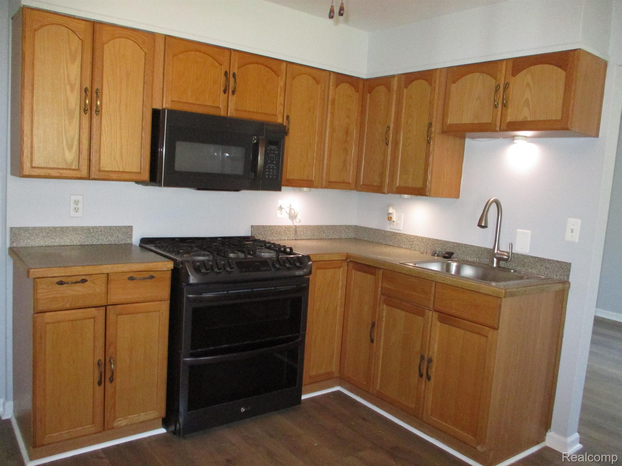42360 Willow Road New Boston, MI 48164 - Photo 12 of 49 Newer black stainless steel appliances