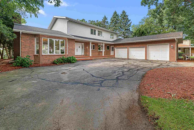 $1,025,000 | 1120 Lake Shore Drive, Beaver Dam, WI 53916