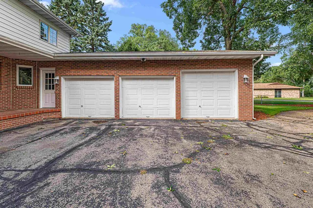 $1,025,000 | 1120 Lake Shore Drive, Beaver Dam, WI 53916