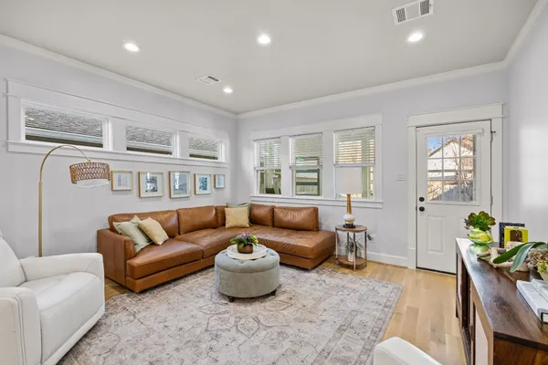 $920,000 | 910 Northwood Street, Houston, TX 77009