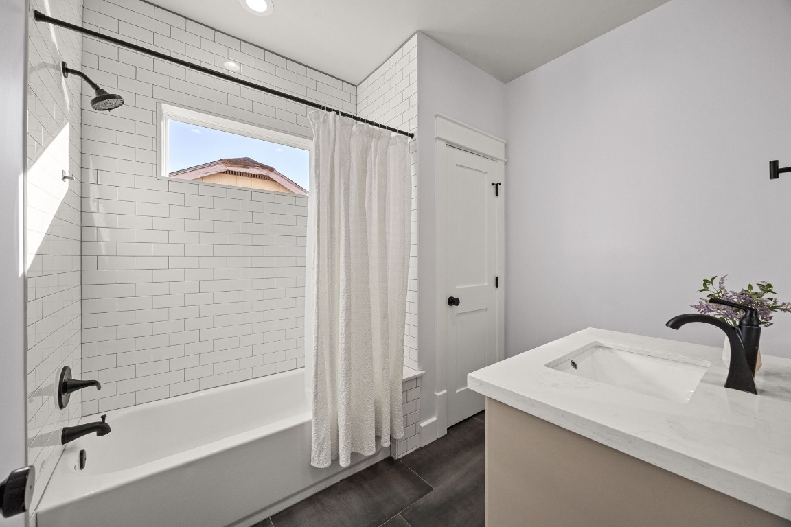 910 Northwood Street Houston, TX 77009 - Photo 19 of 41 a bathroom with a sink and a bathtub
