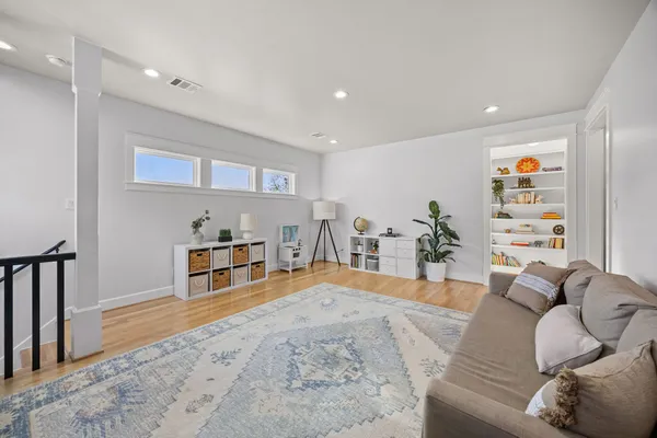 $920,000 | 910 Northwood Street, Houston, TX 77009