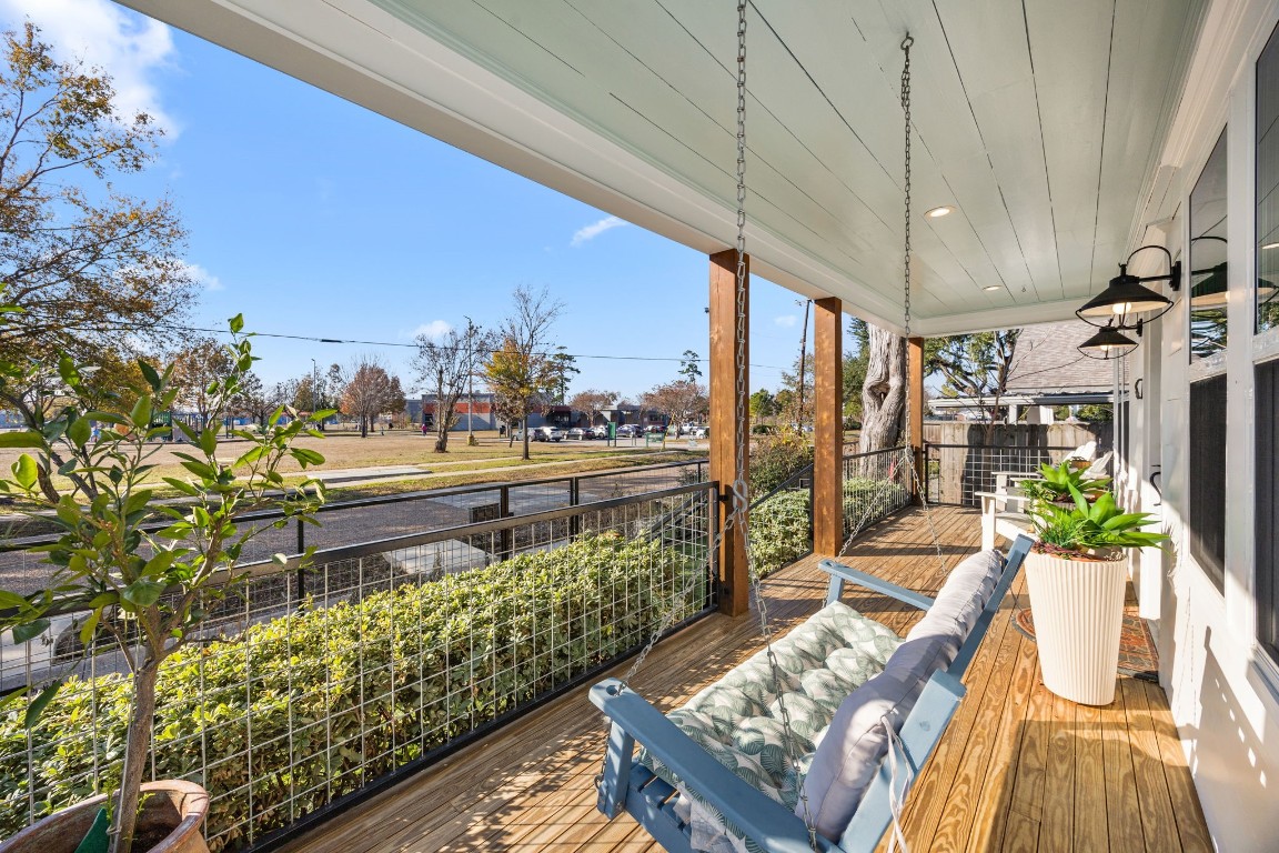 910 Northwood Street Houston, TX 77009 - Photo 4 of 41 a outdoor view with a sitting space