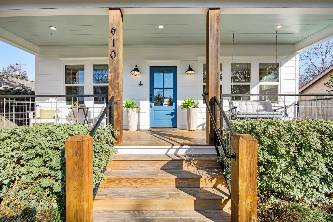 910 Northwood Street Houston, TX 77009 - Photo 5 of 41 a front view of a house with a porch