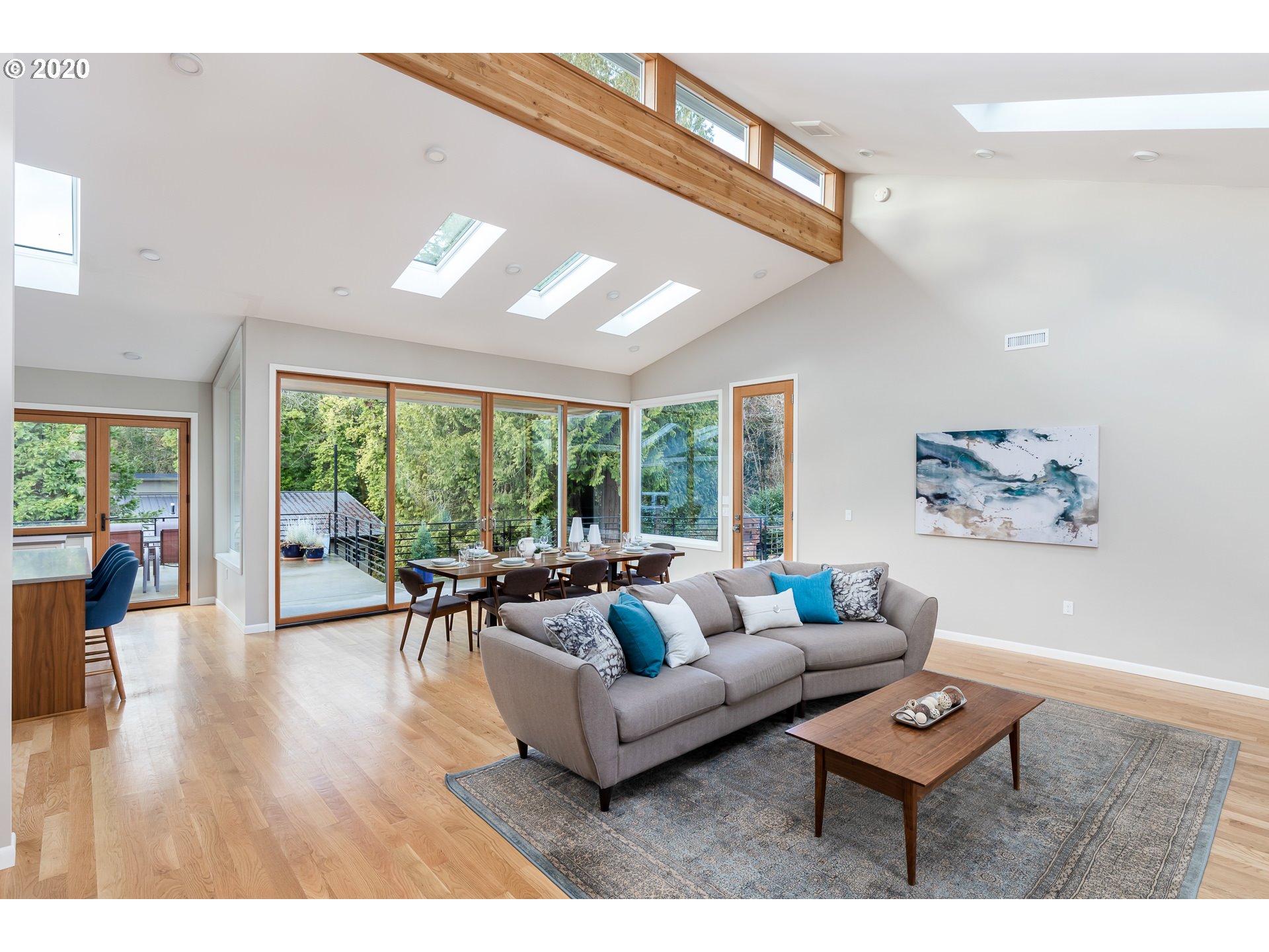 945 Southwest Maplecrest Court Portland, OR 97219 - Photo 2 of 31 Gallery Image 2