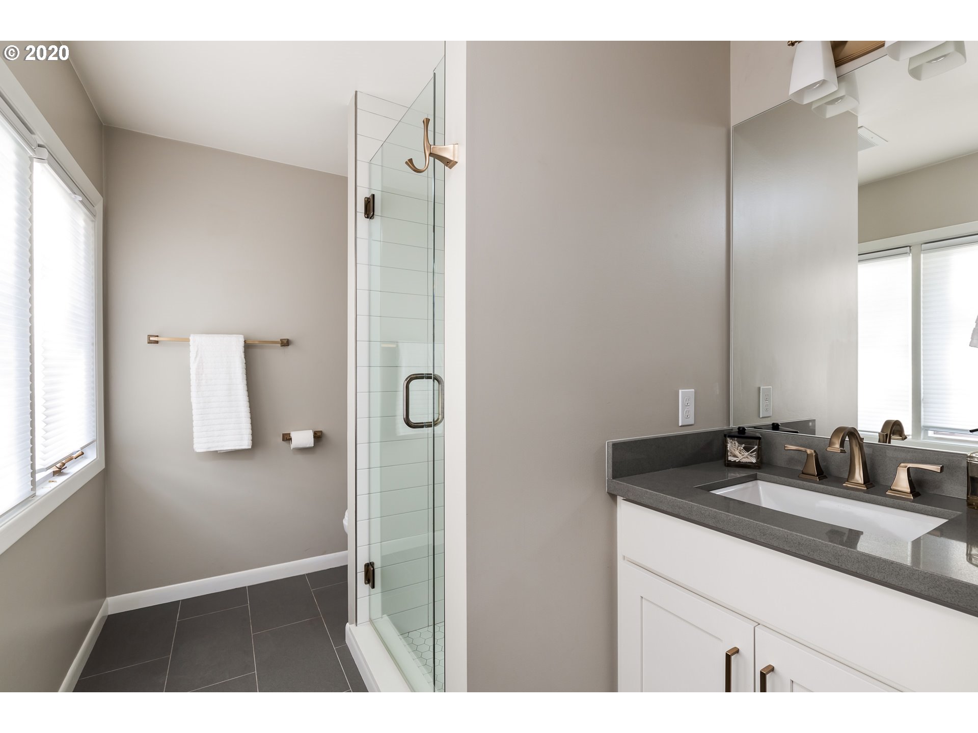 945 Southwest Maplecrest Court Portland, OR 97219 - Photo 14 of 31 Gallery Image 14