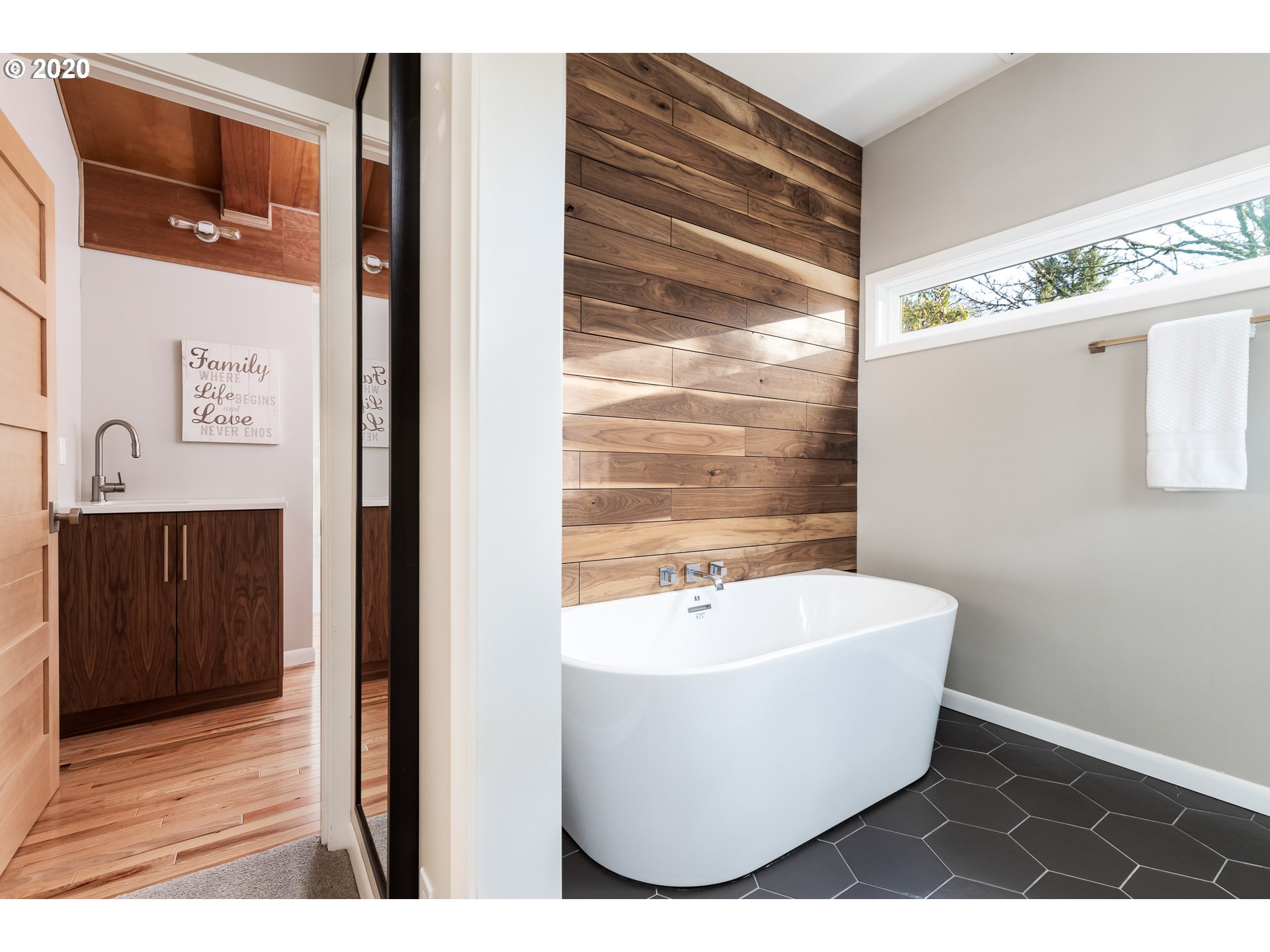 945 Southwest Maplecrest Court Portland, OR 97219 - Photo 18 of 31 Gallery Image 18