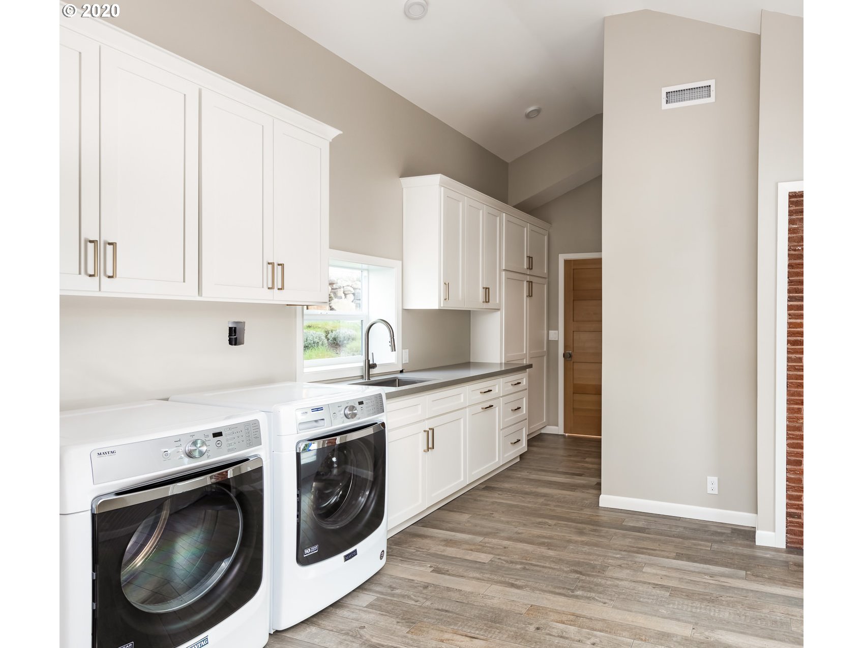 945 Southwest Maplecrest Court Portland, OR 97219 - Photo 20 of 31 Gallery Image 20