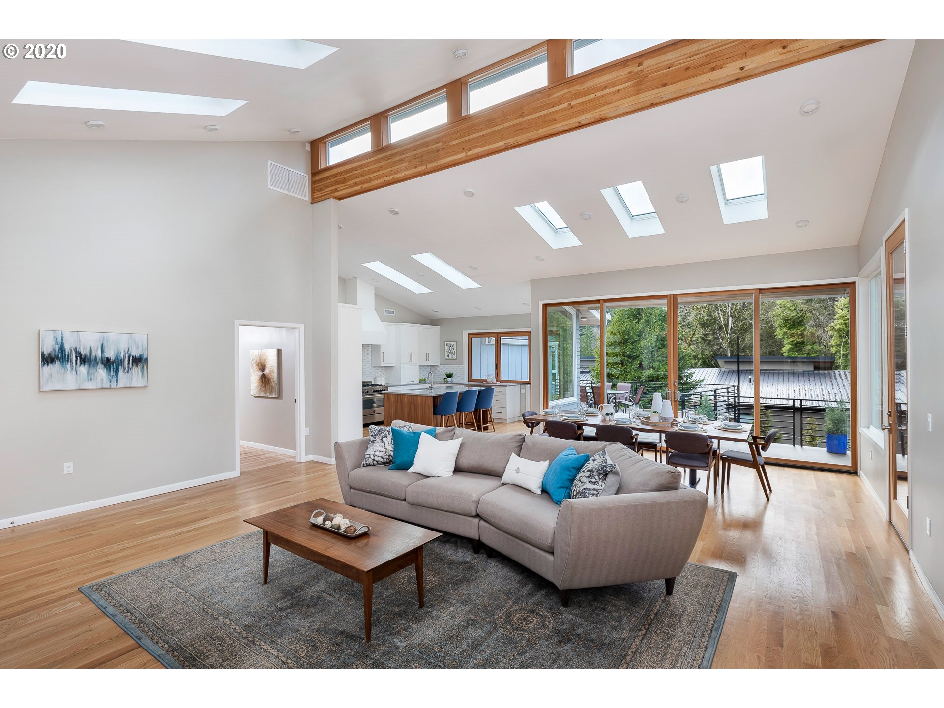 945 Southwest Maplecrest Court Portland, OR 97219 - Photo 3 of 31 Gallery Image 3