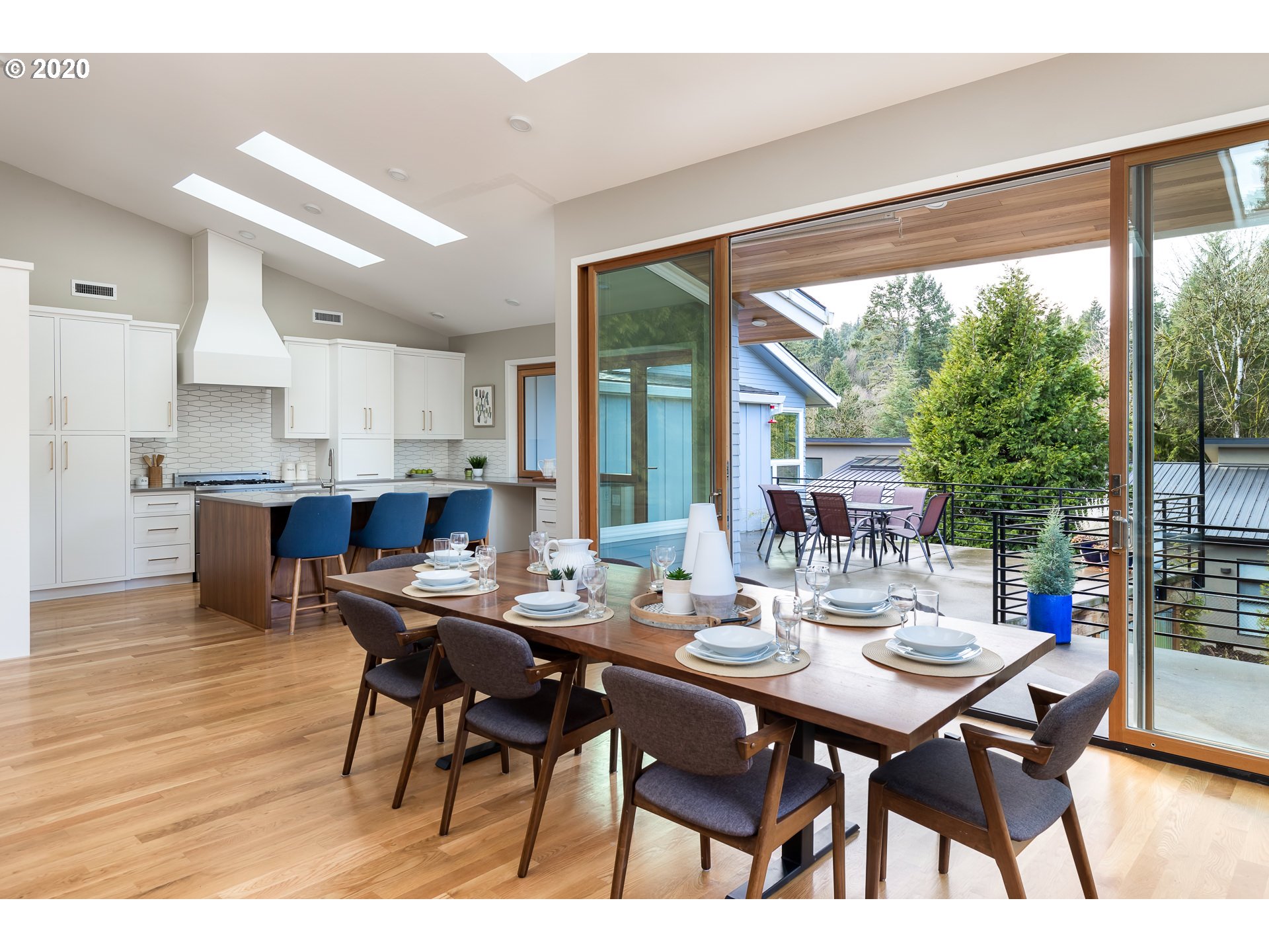 945 Southwest Maplecrest Court Portland, OR 97219 - Photo 7 of 31 Gallery Image 7