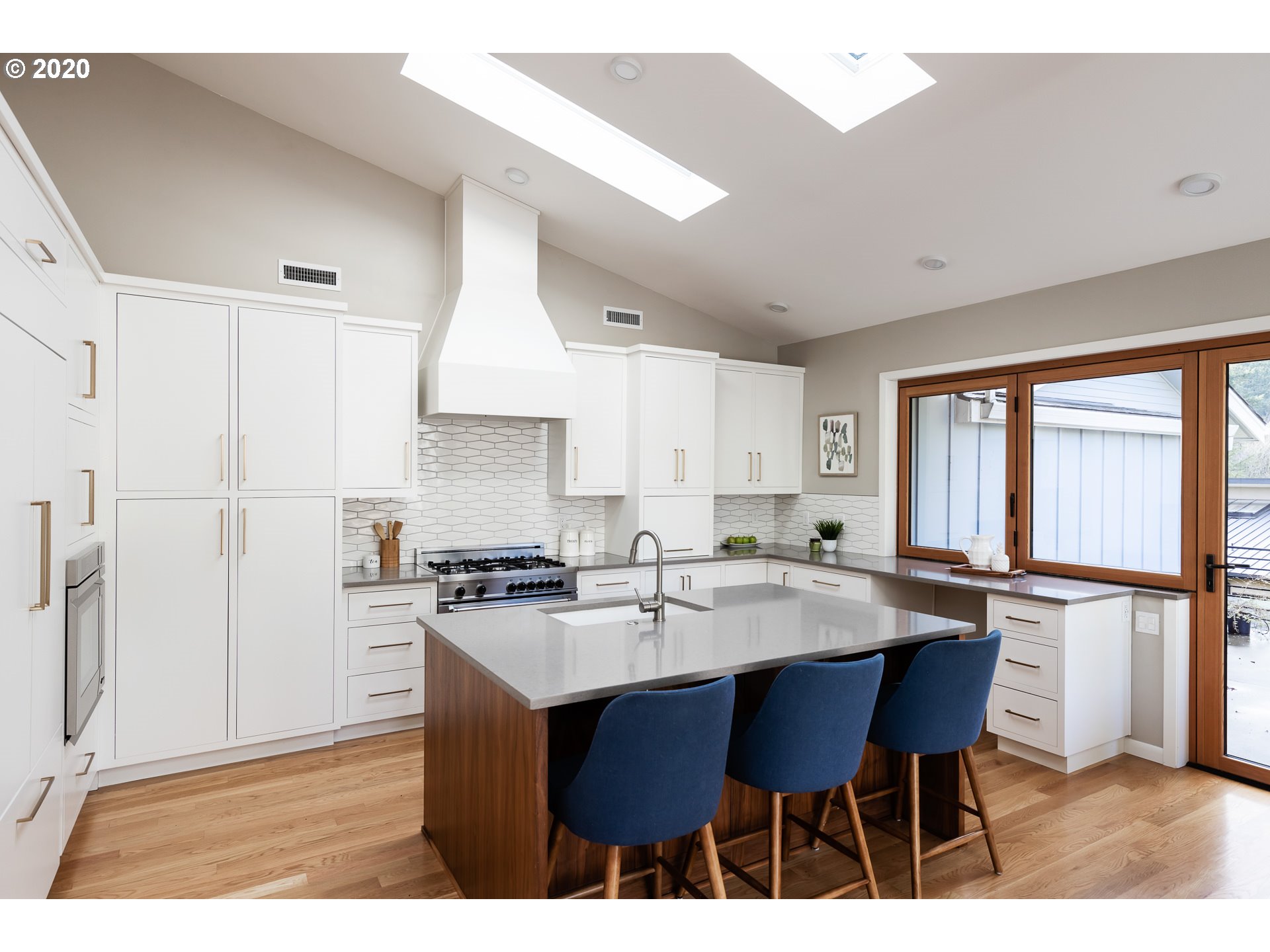 945 Southwest Maplecrest Court Portland, OR 97219 - Photo 8 of 31 Gallery Image 8
